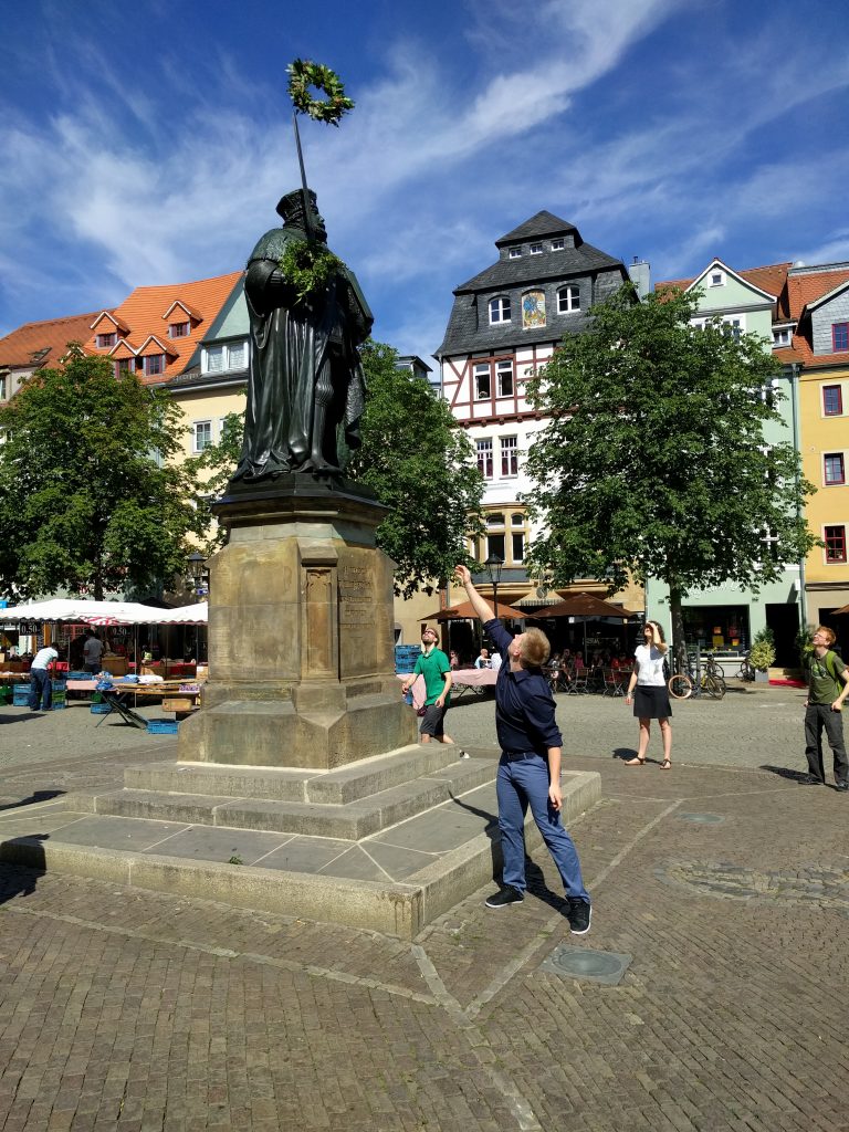 Markus beim Kranzwerfen